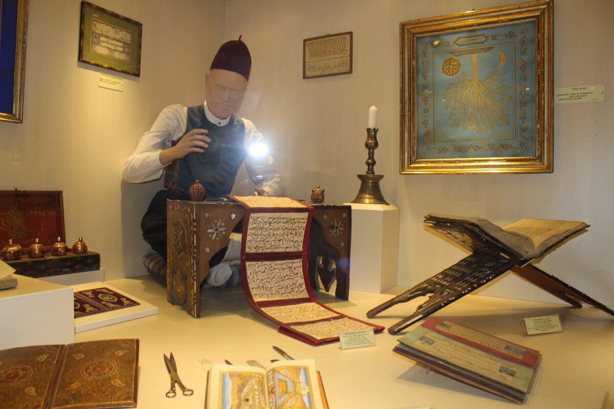 Даже татарский купец хотел считаться "укымышлы кеше", вот и покупали книги. Много книг.  