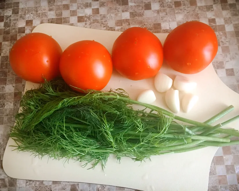 Количество продуктов произвольное - в зависимости от количества помидоров.