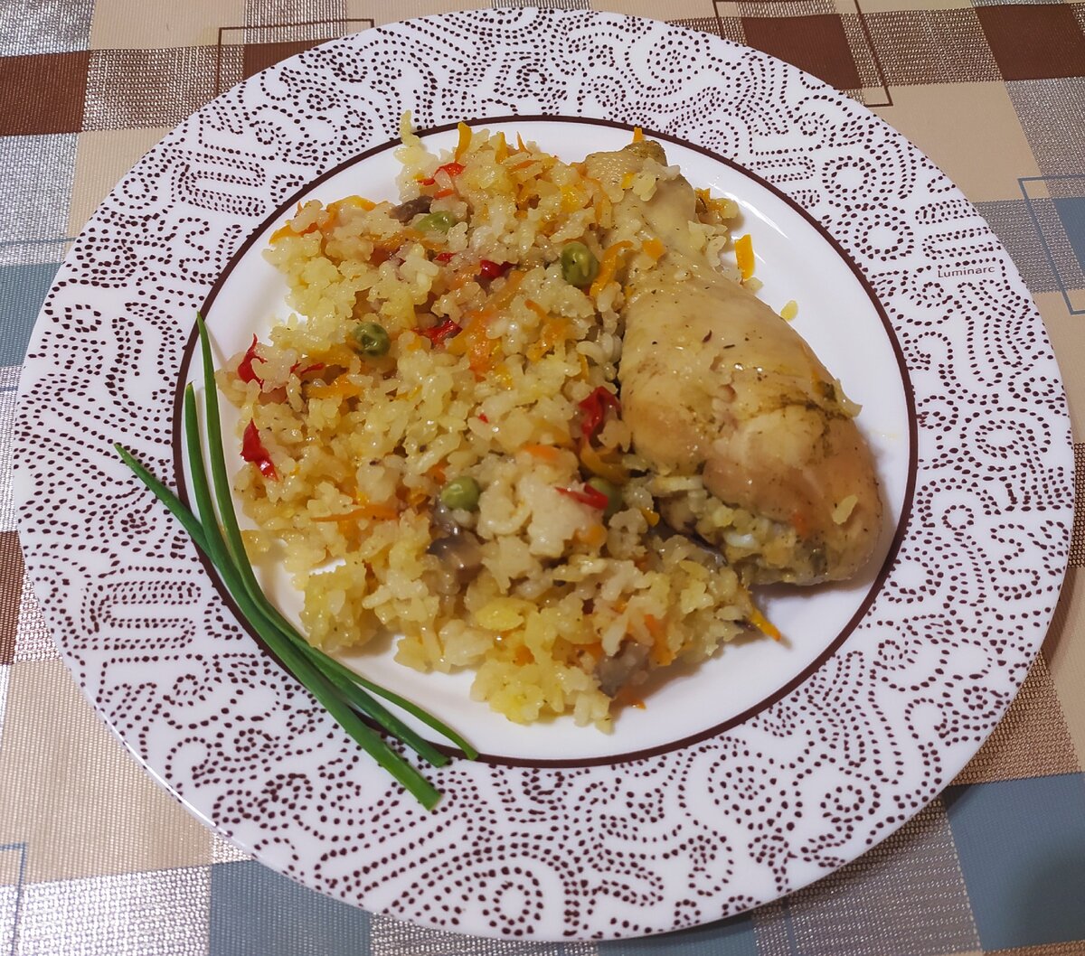 Куриные голени с рисом и овощами