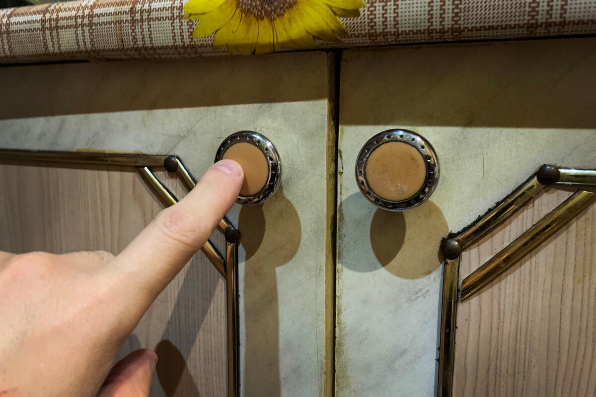 Дверь заскрипела. Болт регулировочный на шкаф для петель. Не закрываются до конца дверцы. Петли hettich с доводчиком регулировка. Дверные петли с доводчиком для межкомнатных дверей.