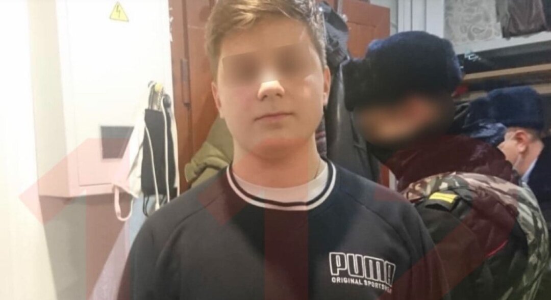 15-летний подросток из Санкт-Петербурга напал на свою семью за то, что они не пустили его гулять

Он выстрелил из травматического пистолета в голову маме, ранил отца и порезал шею 6-летней сестрёнке — она госпитализирована в тяжёлом состоянии. Оказалось, что «план мести» мальчик вынашивал уже давно. Сейчас он даёт показания СК.