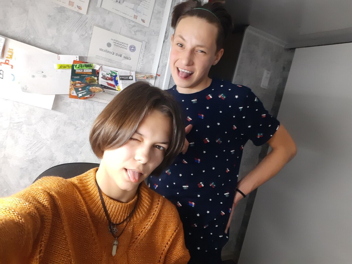 Я на дистанте , а сеструха в унике нет :)