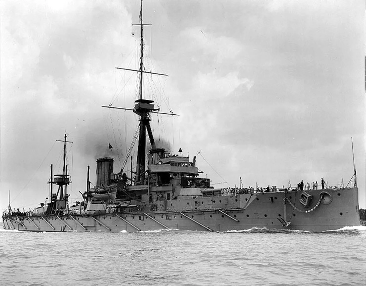 HMS Dreadnought - английский линкор, ставший родоначальником одноименного класса тяжелых артиллерийских кораблей, чья основная огневая мощь должна была быть сосредоточена в нескольких башнях, оснащенных одинаковыми орудиями больших калибров. 
