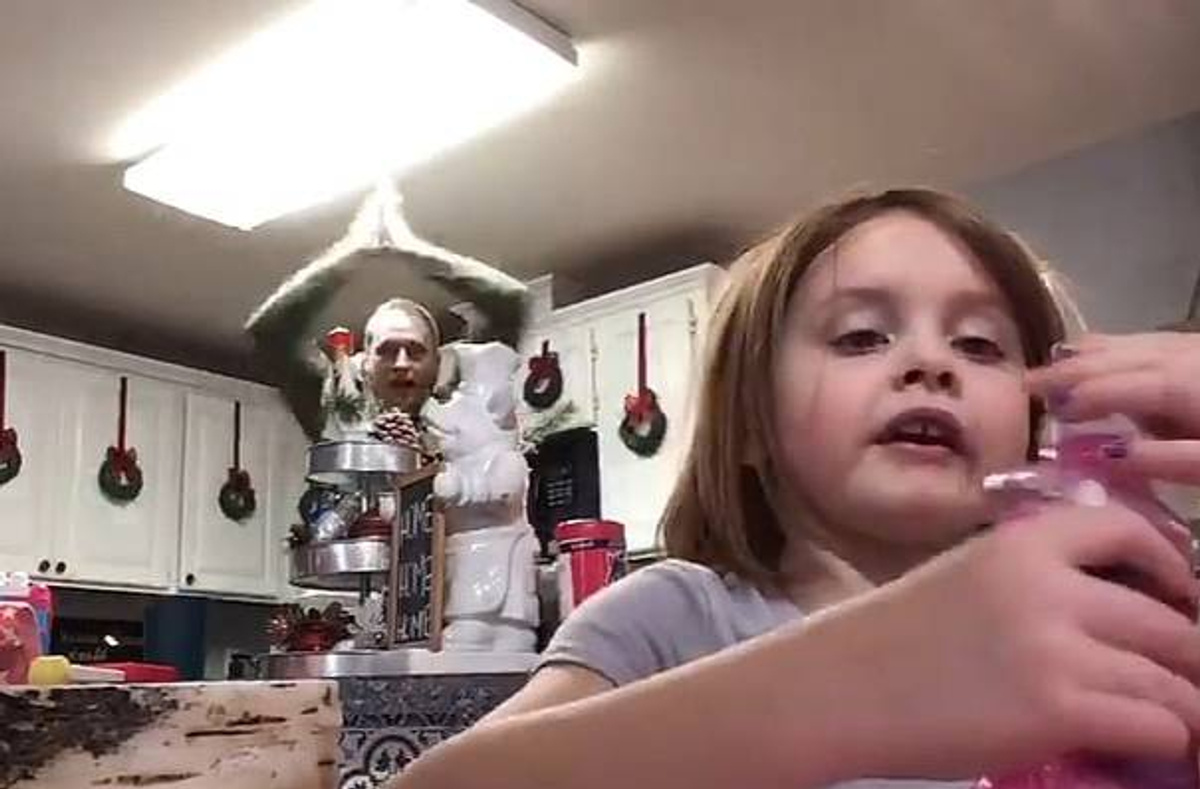 Отец избаловал дочь. Отец избаловал дочь. Папа и дочка в костюмах принцесс. Отец и дочь. Дэйв энгледоу лучший отец.