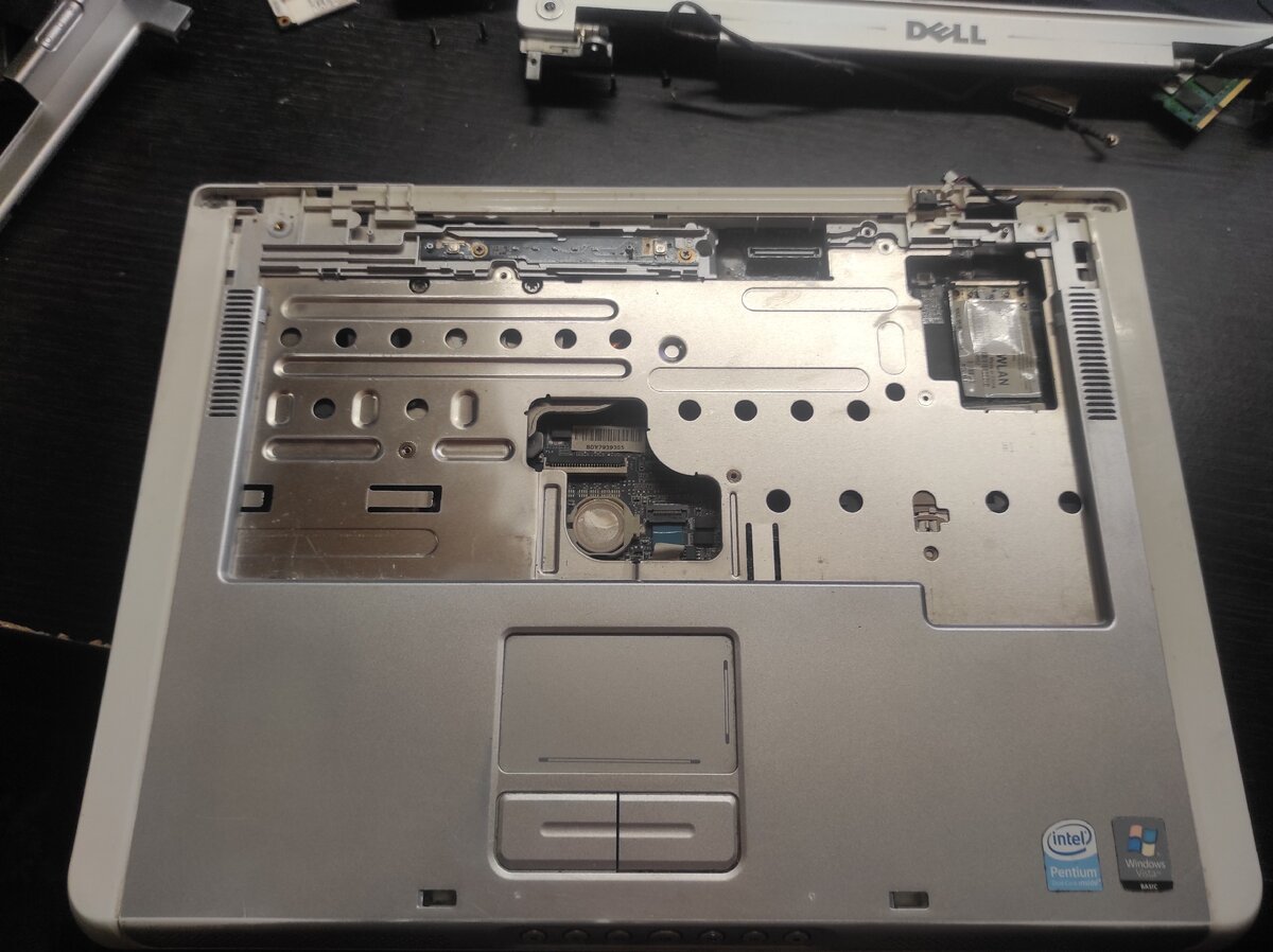 На фото процесс разбора ноутбука