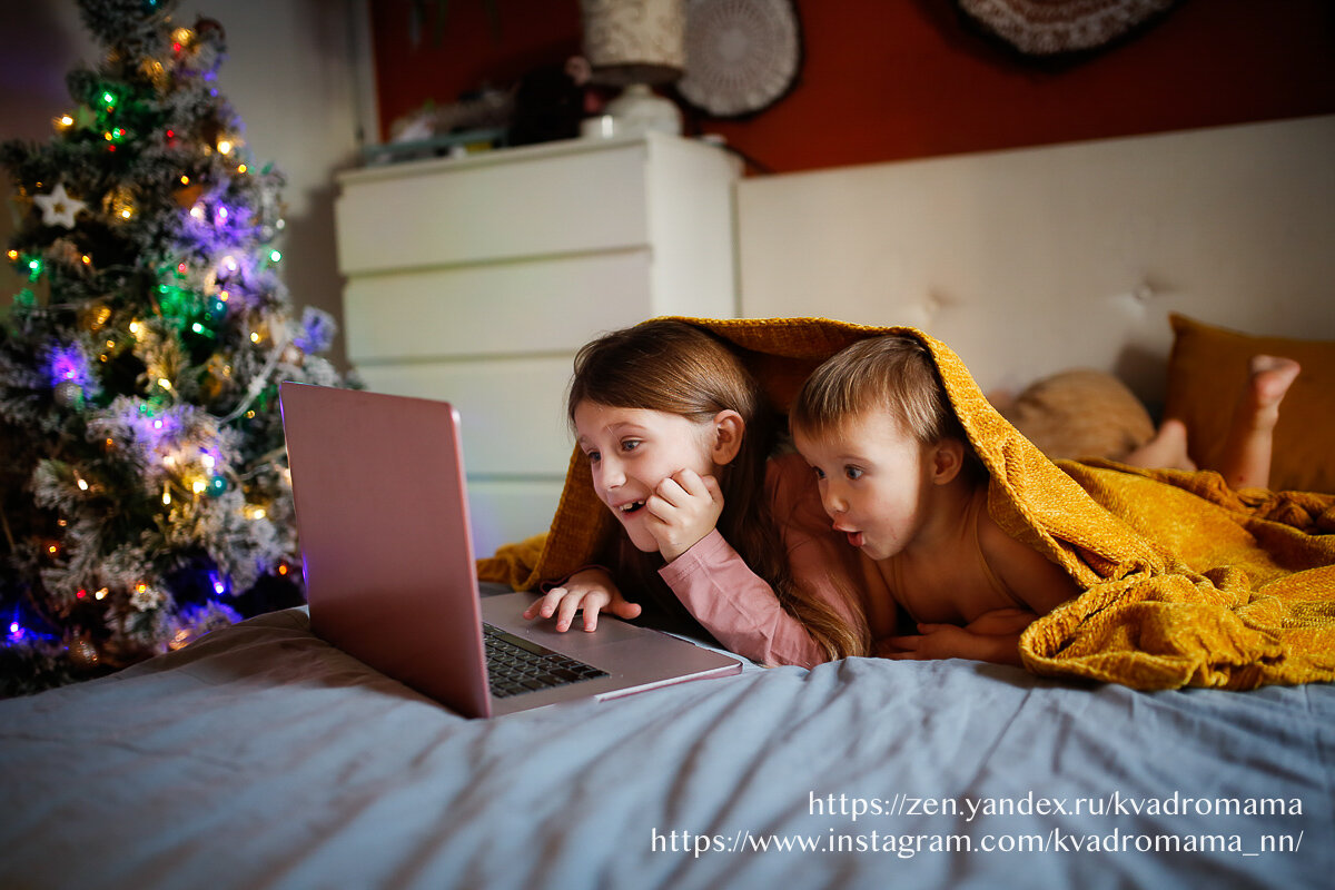 Иногда смотрим так (но дальше от экрана, иногда на большом компьютере)