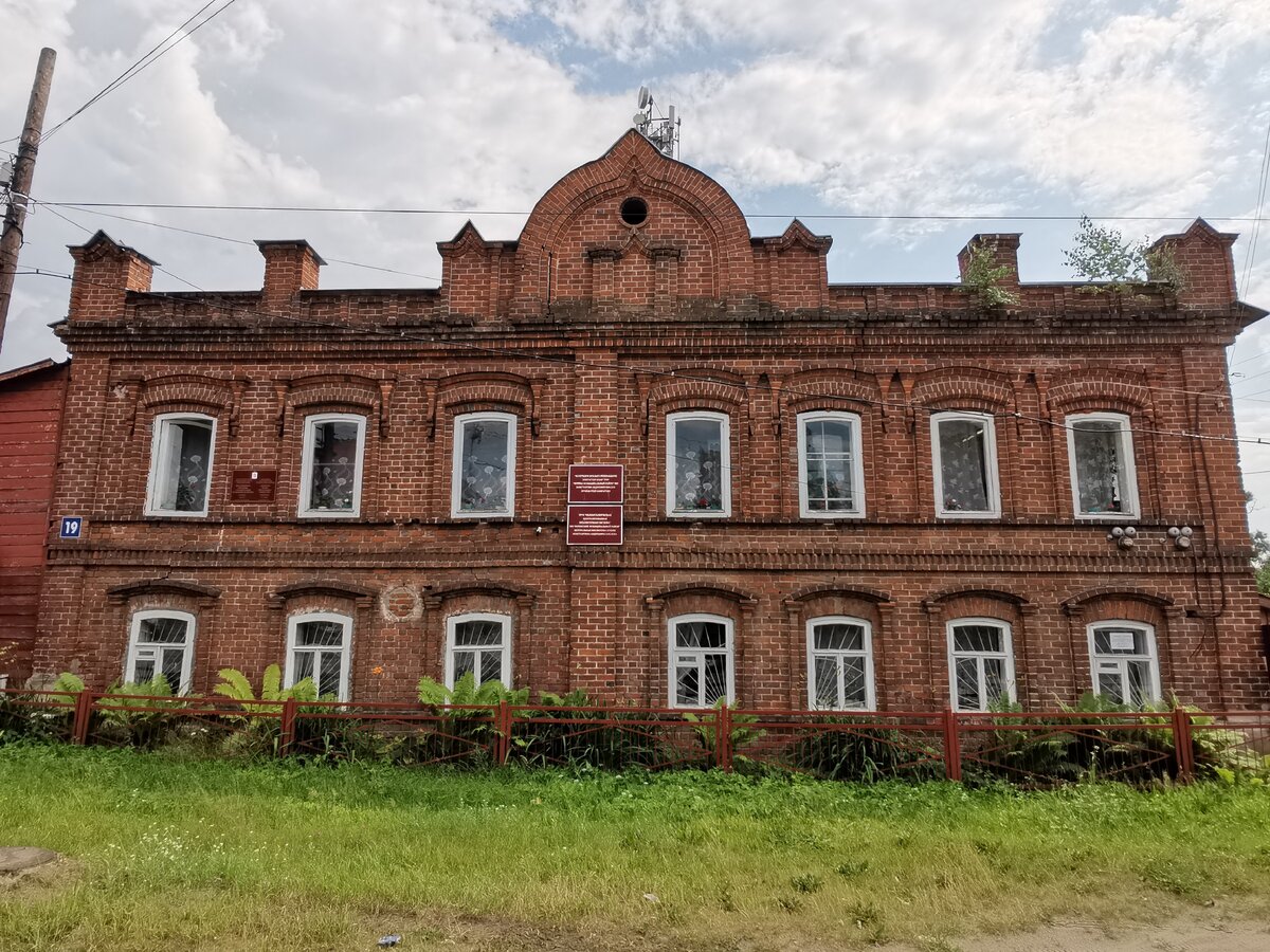 Посёлок со своим собственным замком, резными наличниками, морем черники, среди лесов, полей и озёр.