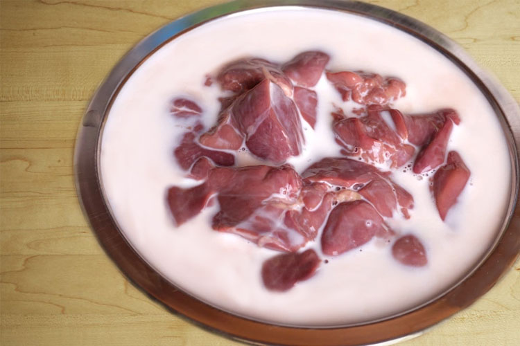 Печень в молоке. Фото сайта https://edatomy.ru