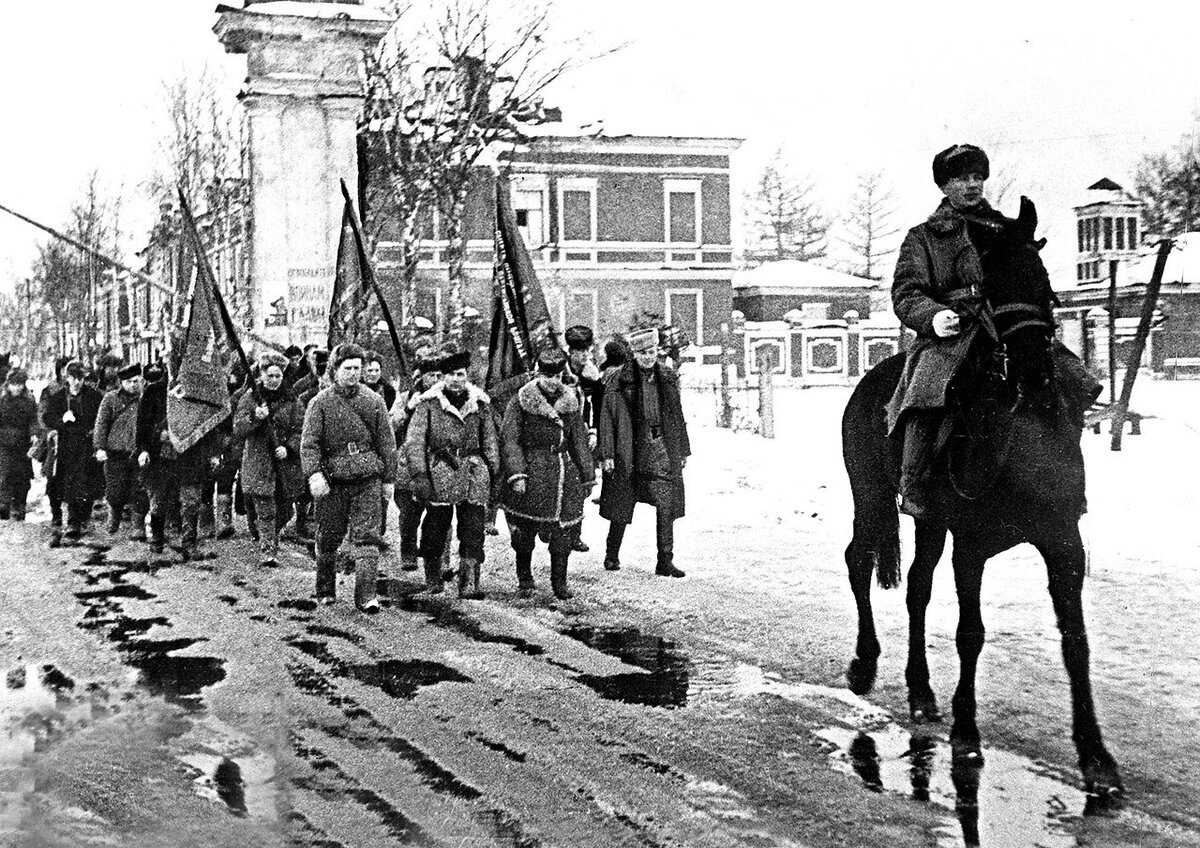 Бойцы 5-й Ленинградской партизанской бригады со знаменами на марше в Ленинград. 