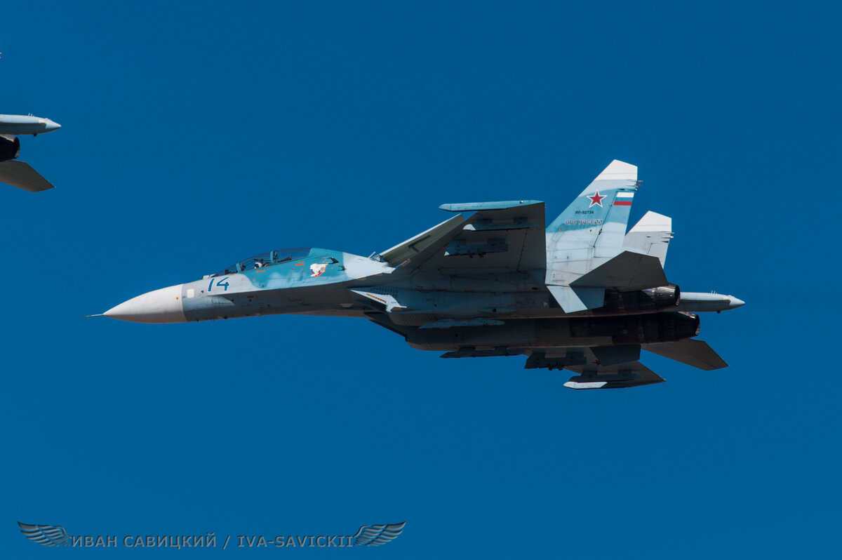 Су-27УБ-учебно-боевой самолёт.