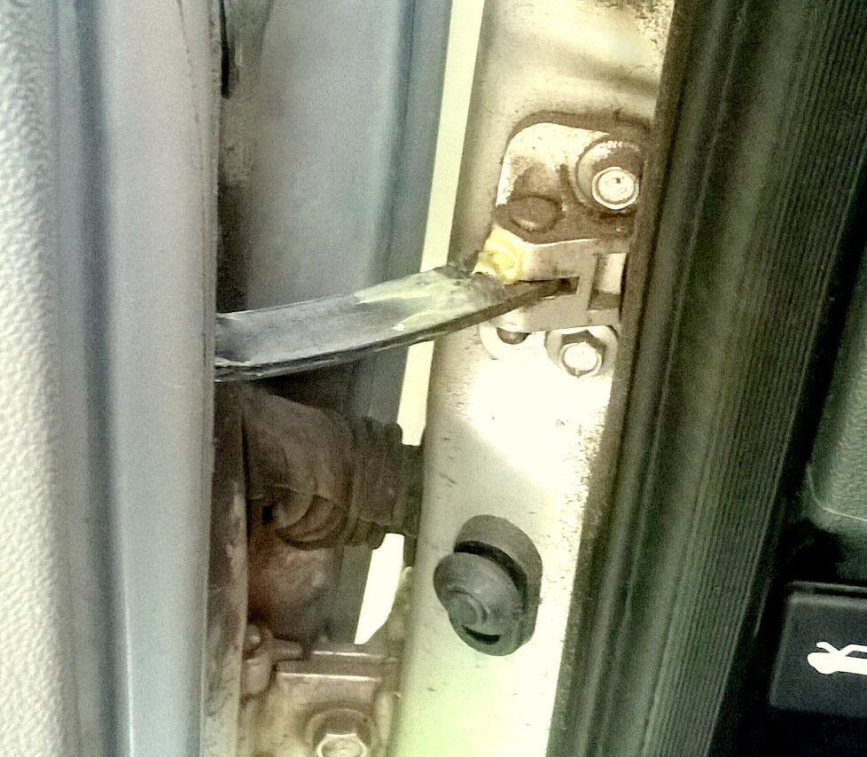 Смазка ограничителя двери