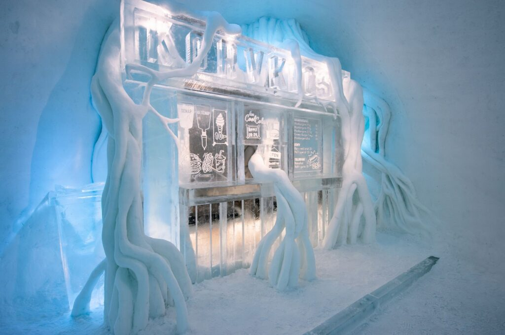 Лед внутри. Icehotel Швеция. Ледяной отель в Швеции. Ледяной дворец в Швеции. Отель ледяной ледяной в Швеции.