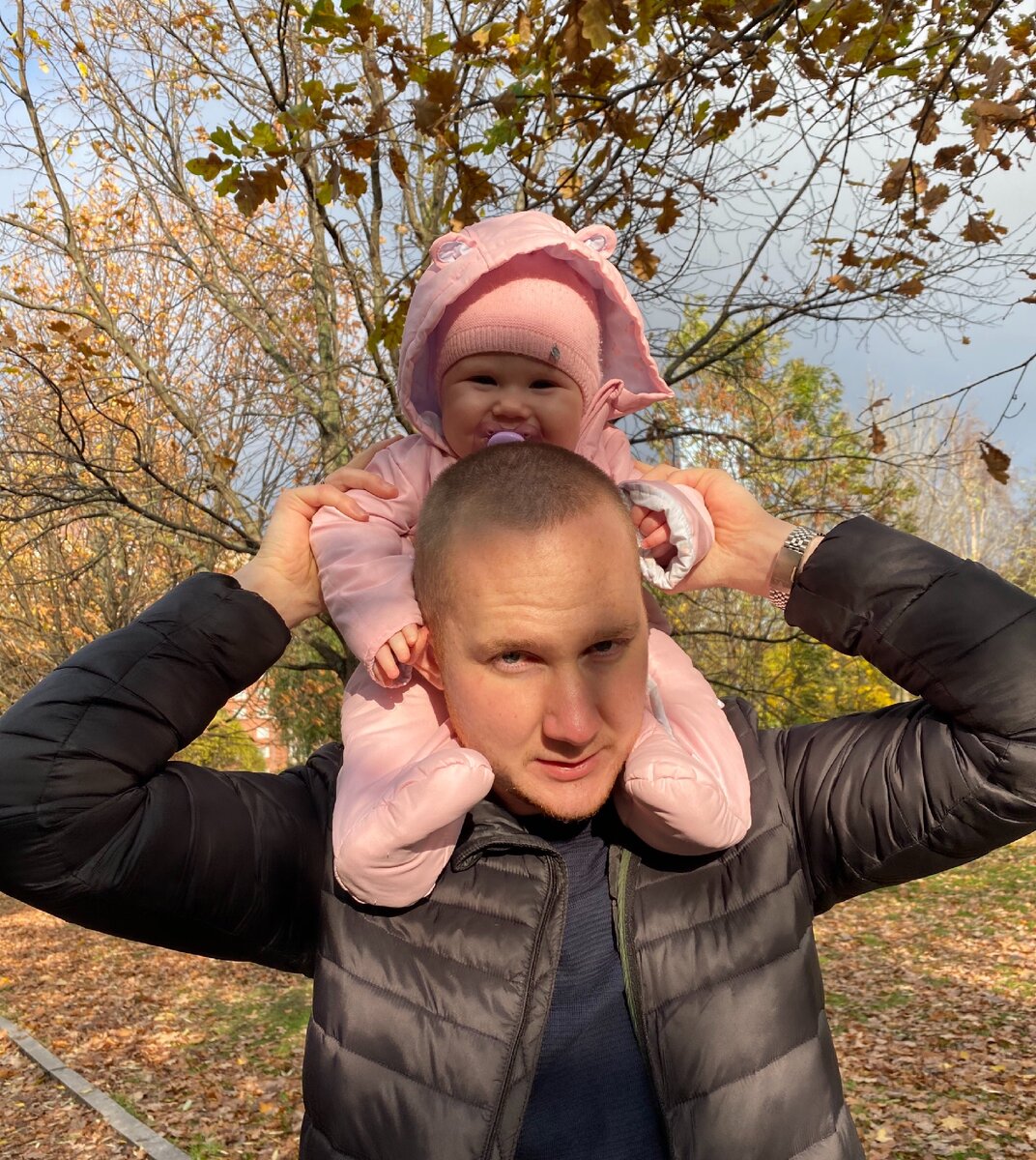 Дочка оседлала папку. Ей все можно)