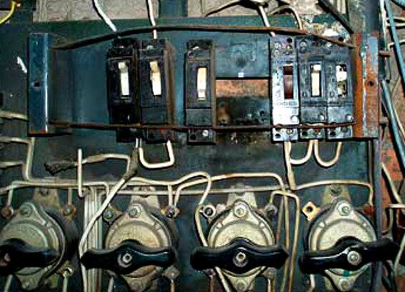 Вот так выглядит типичный щиток со старой проводкой