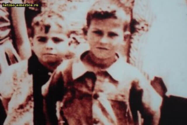 Фото в детстве.
Легендарный барыга родился в городе Рионегро 1 декабря 1949 в семье фермера и школьной учительницы. Будучи третьим ребенком небогатых родителей, дерзкий мальчишка львиную часть времени был предоставлен себе, днями и ночами пропадал в соседнем Медельине, печально знаменитом рассаднике преступности, где кишмя кишели разномастные бандиты. Именно здесь в молодом возрасте Пабло Эмилио Эскобар Гавирия (Pablo Emilio Escobar Gaviria) начал свою криминальную деятельность.