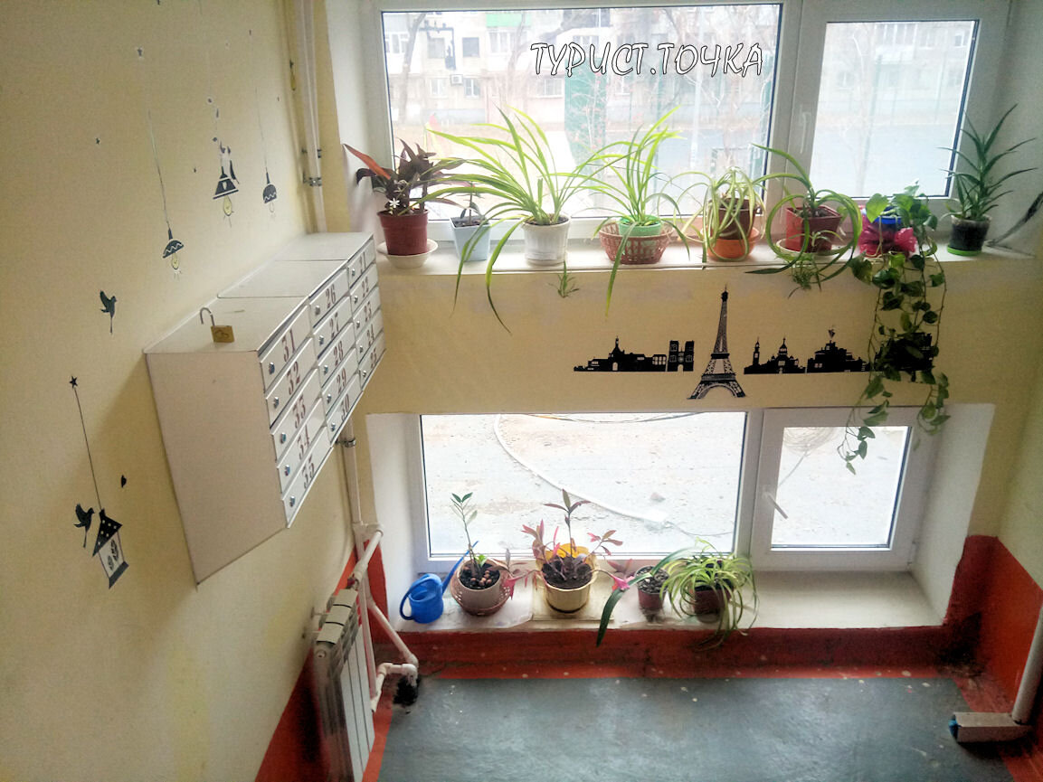 Между 1-м и 2-м этажами. Листайте по стрелке