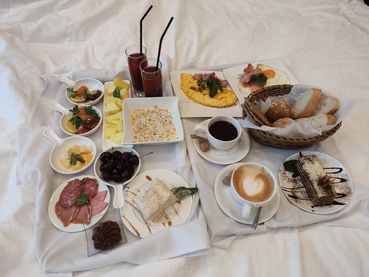 Нет, ну когда включен ТАКОЙ завтрак, то к отелю стоит присмотреться) Отель Majestic в Санкт-Петербурге