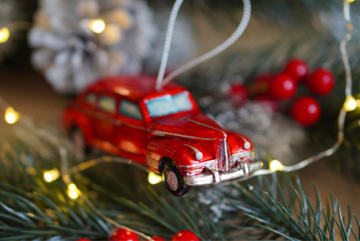 На фото: фарфоровая игрушка-машина, магазин Christmas Art https://www.livemaster.ru/christmas-art