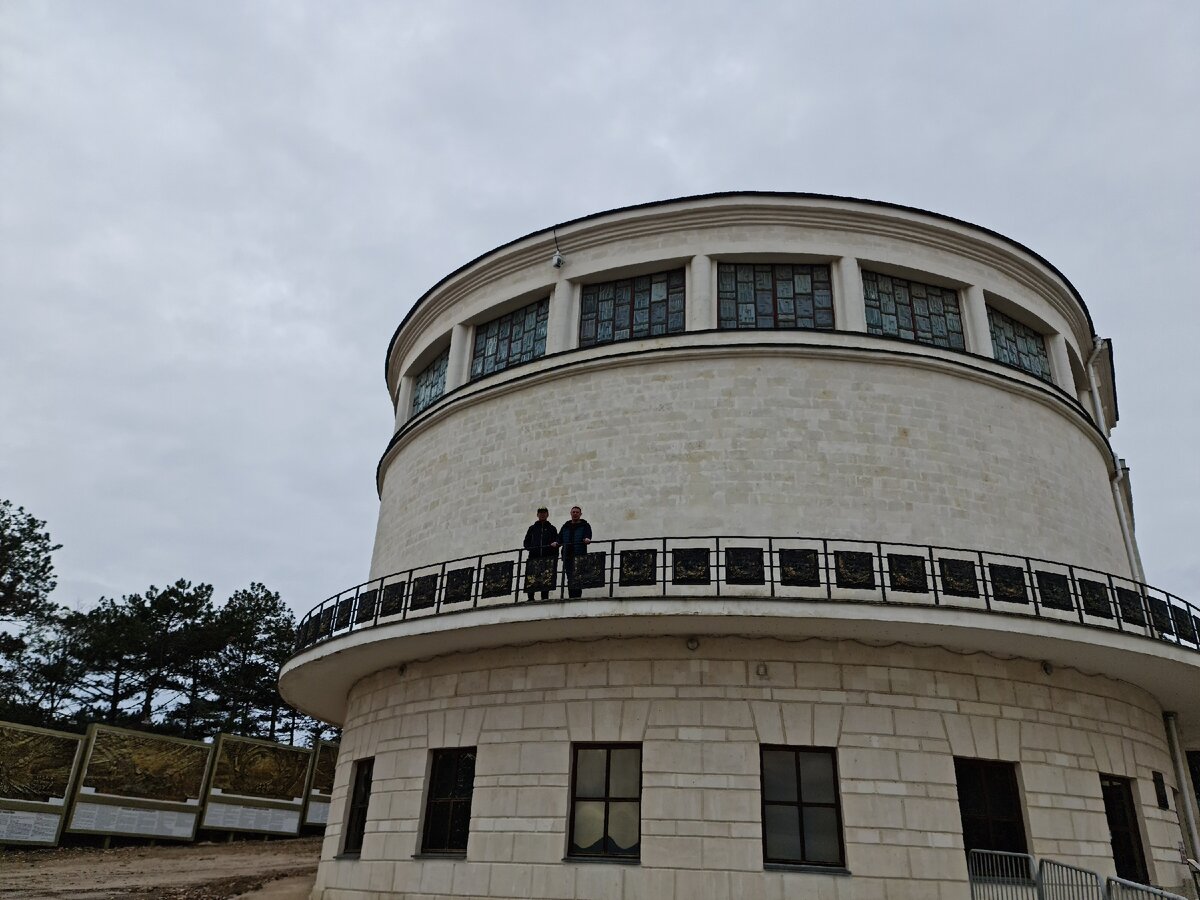 Здание диорамы выглядит вот так. 