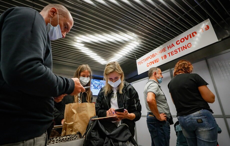 Департамент здравоохранения города Москвы закупал тесты EMG за 1500 рублей за штуку, в то же время в международных аэропортах Шереметьево и Внуково тестирование на COVID-19 обойдётся в 2750 рублей.Фото: YURI KOCHETKOV/EPA/TASS