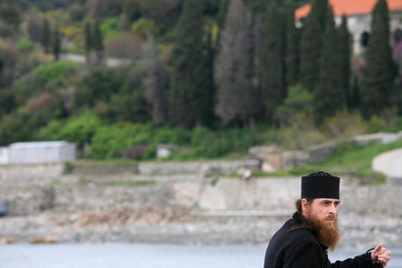  С древних времён люди населяли эти святые места. Мягкий климат, красота удивительных мест и чудесная природа Святой Горы Афон способствовали заселению и благоприятствовали здесь уединённому жительству отшельников. Фото: Julian Kumar/Globallookpress