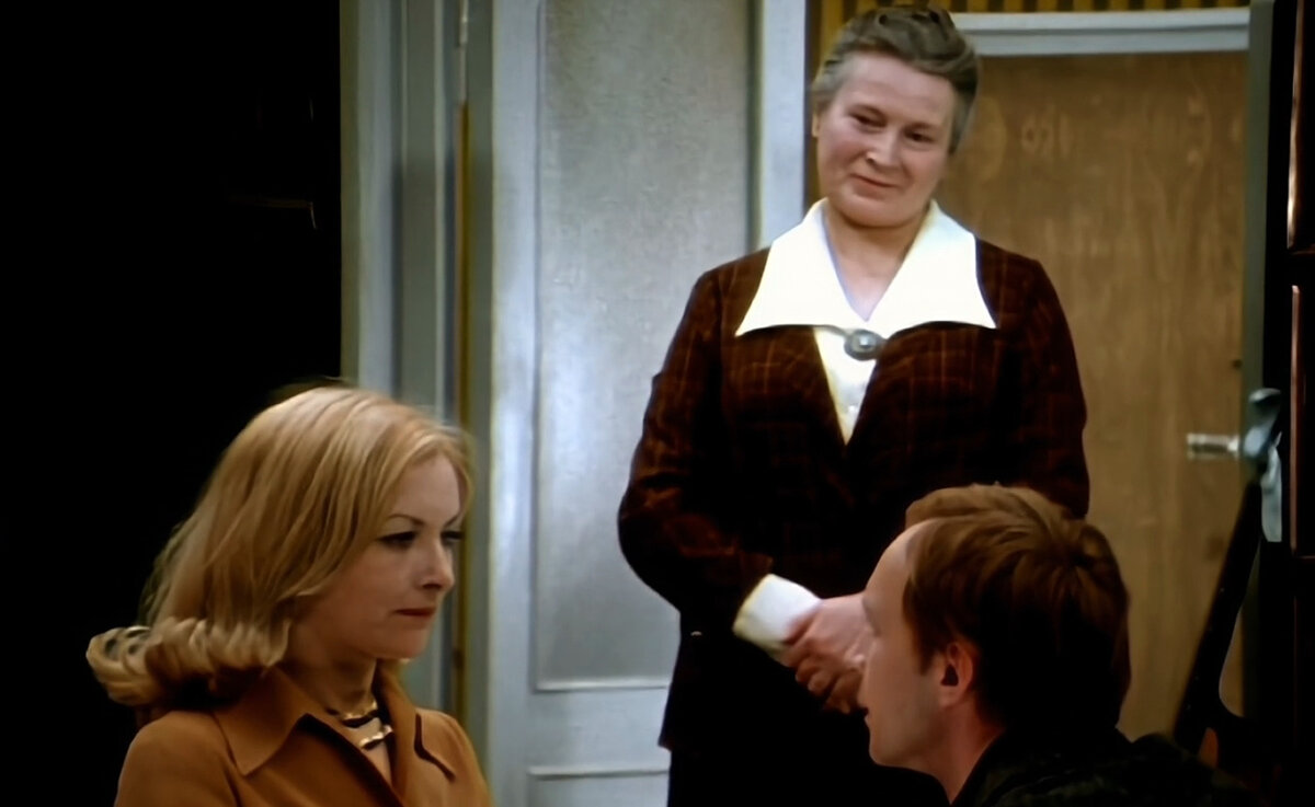 Кадр из кинофильма "Ирония судьбы или С легким паром!", 1975 г., режиссер Эльдар Рязанов, сценаристы Эмиль Брагинский, Эльдар Рязанов, композитор Микаэл Таривердиев (скриншот)