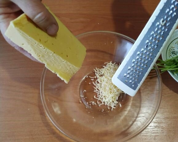 Сыр натираем на мелкой терке.