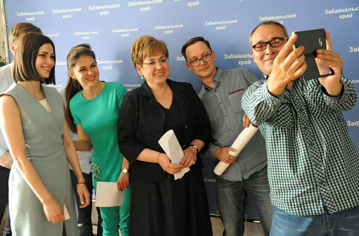 Команда проекта «Красивая Чита» и губернатор Забайкальского края в 2017 году Наталья Жданова. Валентина Дымченко — слева