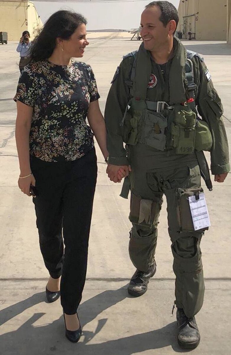 Министр Аелет Шакед и её муж Офир, совершивший за 26 лет службы более 5000 вылетов.  Фото из соцсети Facebook