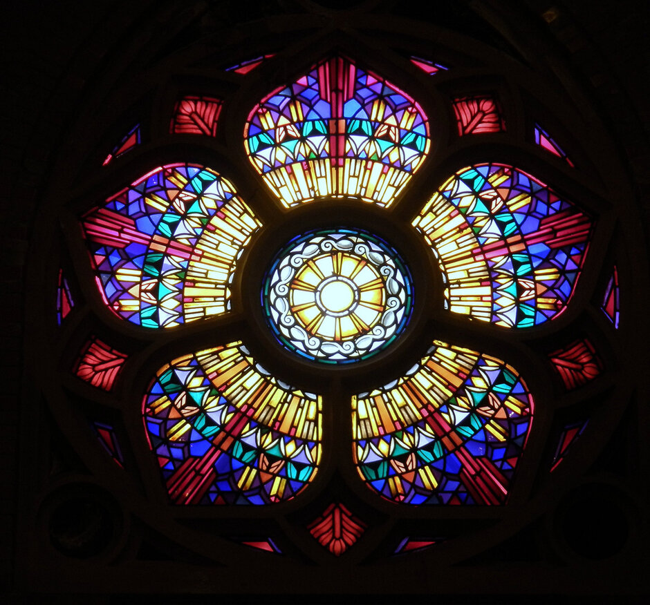 Витражи изготавливаются путем добавления солей металлов, таких как железо, марганец, хром и олово, к ингредиентам расплавленного стекла, чтобы придать ему разнообразные привлекательные цвета.