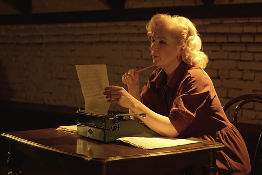 Ирина Бургонова в спектакле «Дочь генерала».