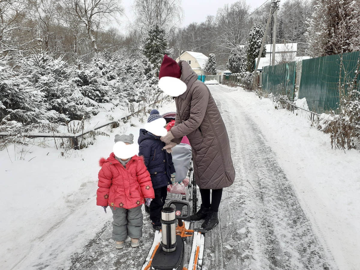 Заботливая мама поправляет сыну манишку. Самая маленькая - наблюдает из коляски. Идём гулять, горячий термос - с нами). 