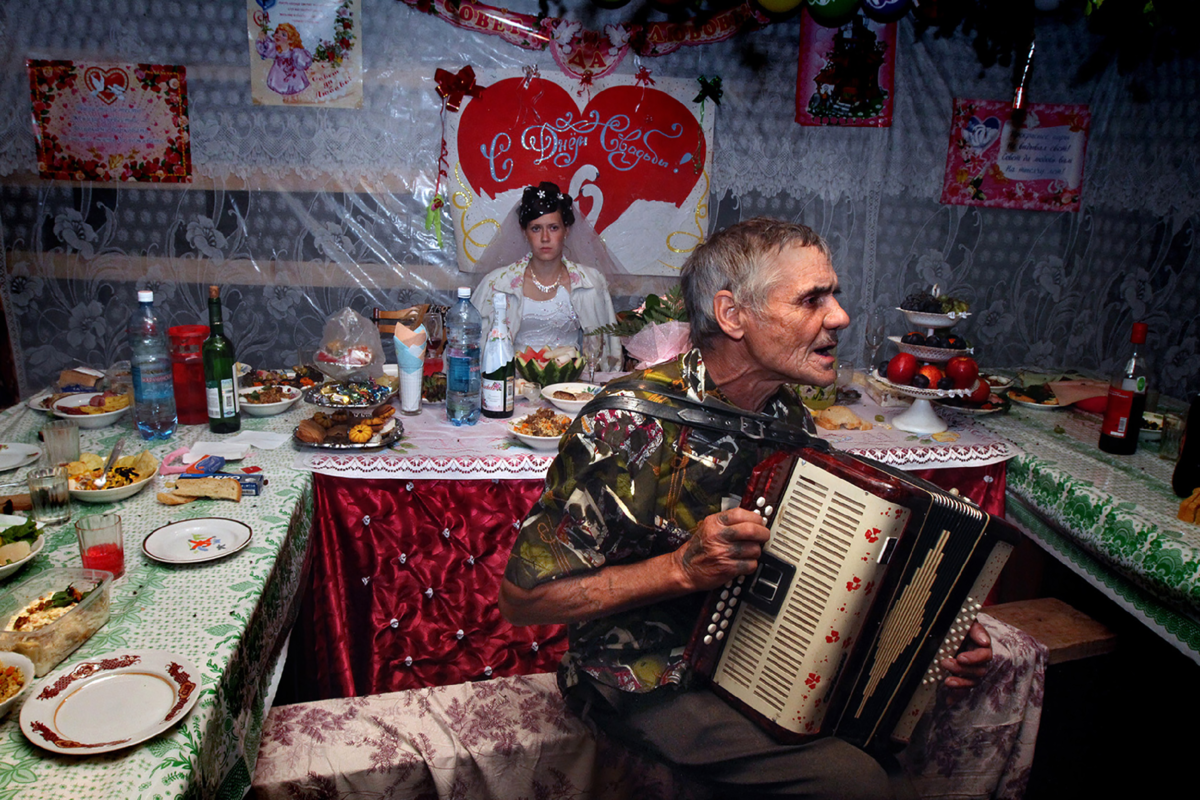 Типичный русский. Алексей Мальгавко фотограф Омск. Деревенская свадьба. Свадебное застолье в деревне. Колхозная свадьба.