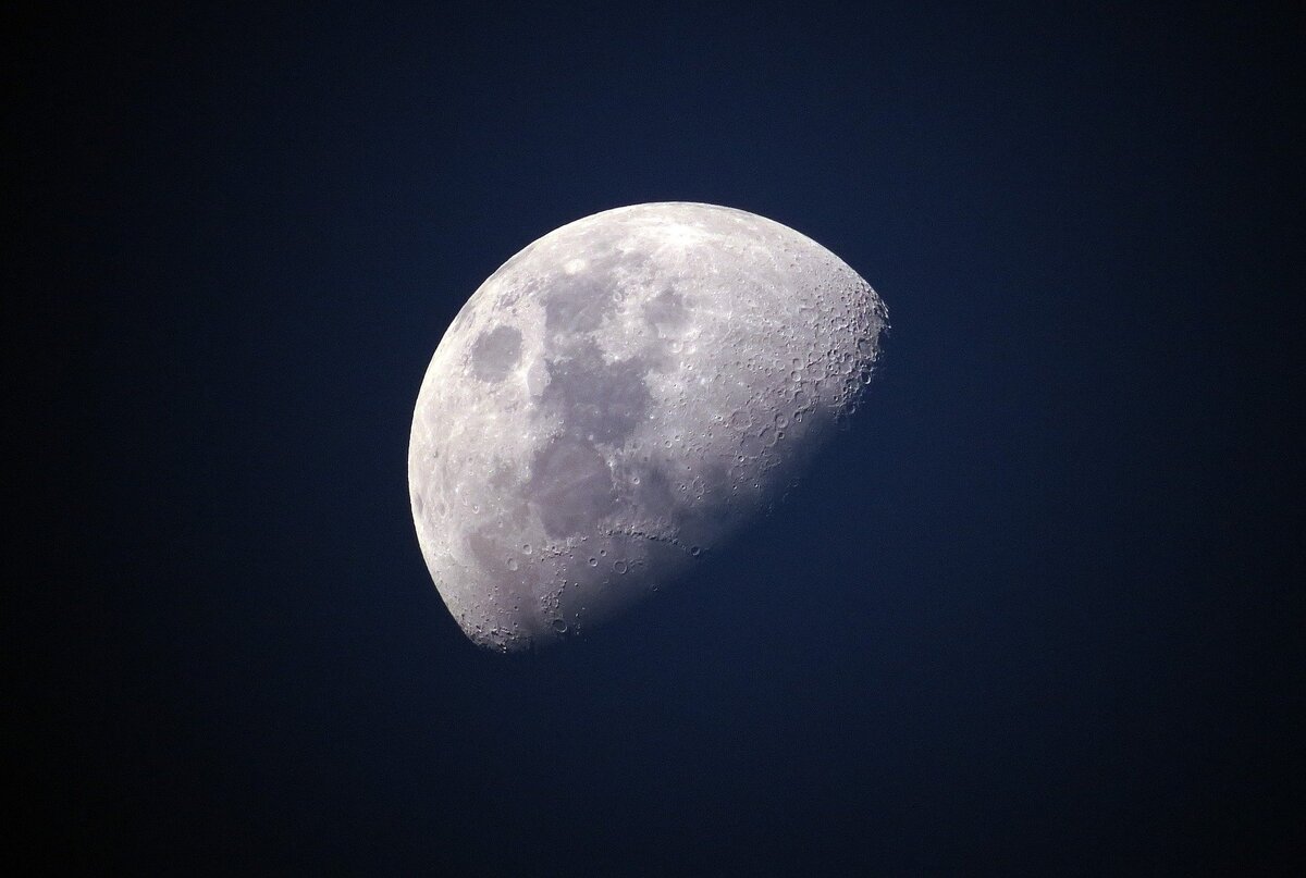 https://pixabay.com/photos/moon-sky-luna-craters-lunar-1527501/