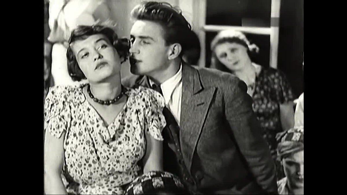 Кадр из фильма "О странностях любви"