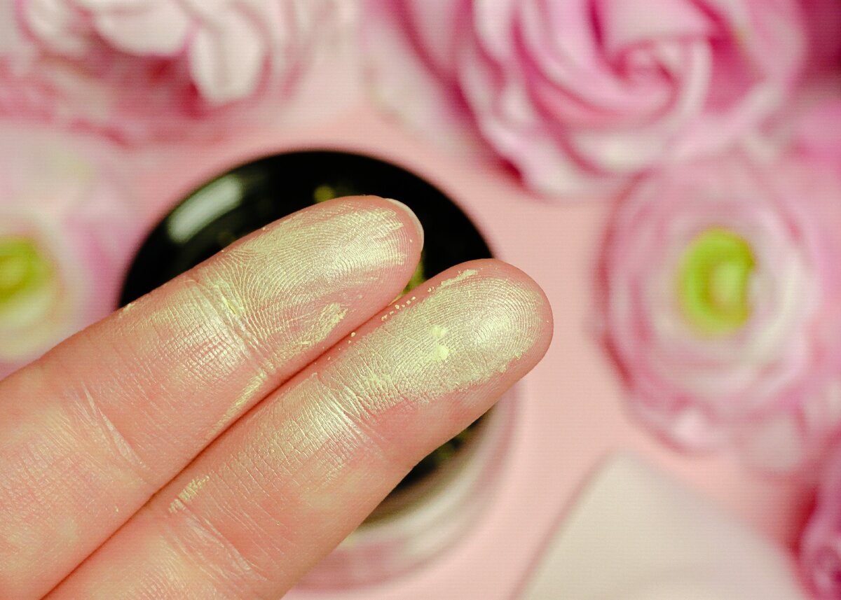 Это я провела пальцем по пудре 1 раз, как видите, она не похожа на обычные сухие пудры