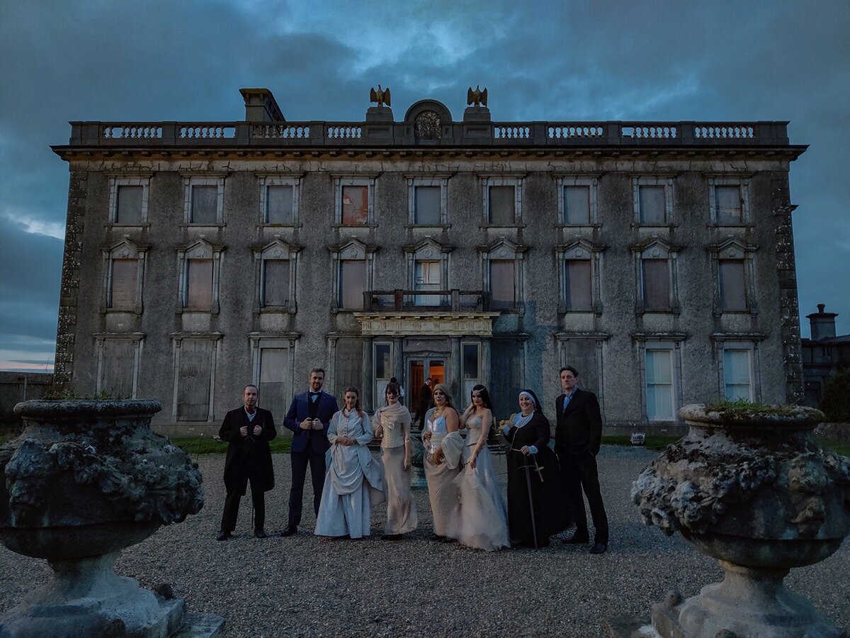 Фотографии со страницы замка https://www.facebook.com/realLoftusHall/photоs