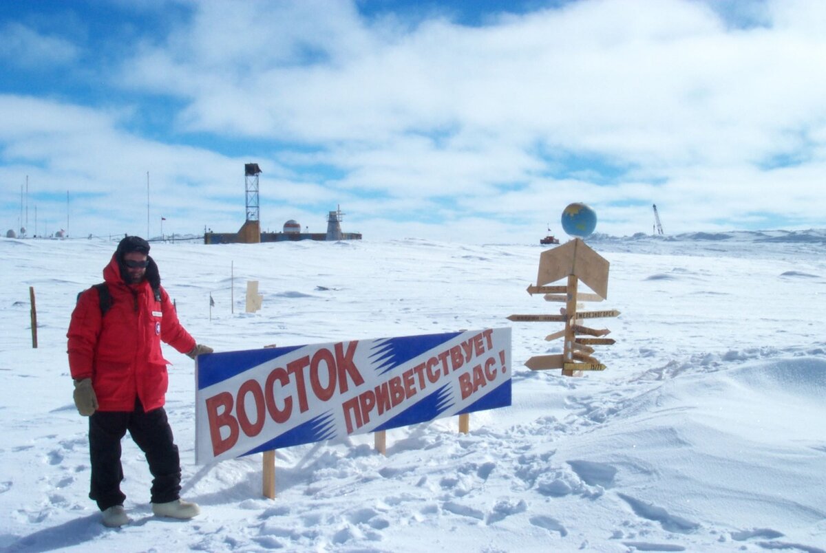 Самая низкая температура воздуха была зарегистрирована. Научная станция Восток в Антарктиде. Полярная станция Восток в Антарктиде. Восток 2 Полярная станция. Полюс холода станция Восток Антарктида.