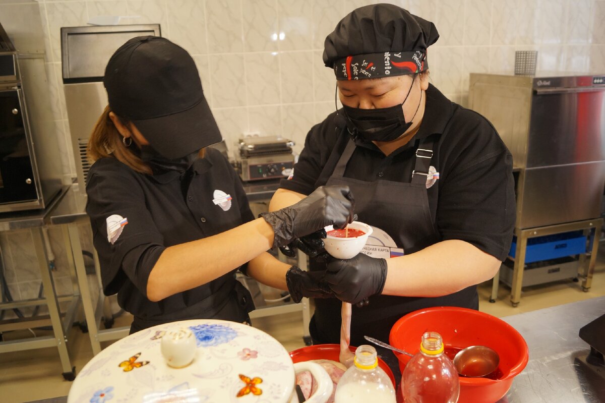 По мере надобности помогают проталкивать небольшой палочкой.