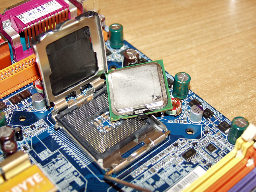 Материнская плата под сокет 775 и процессор, скрин с сайта 3dnews.ru