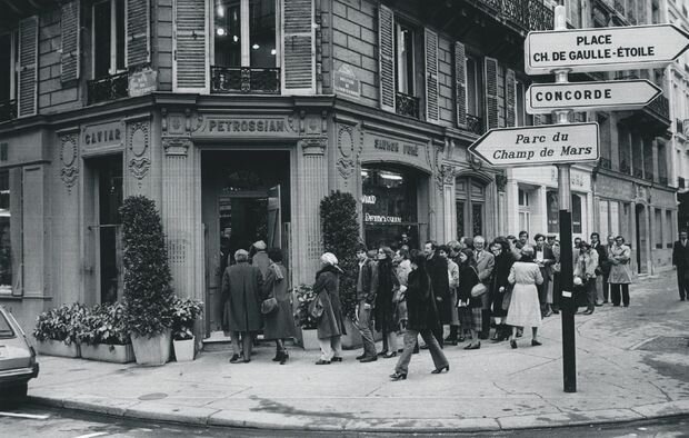 Бутик Petrossian, открытый в 1920 году на бульваре де Ла Тур-Мобур, 18 в Париже, никогда не менял своего фасада. Здесь в 1970-х