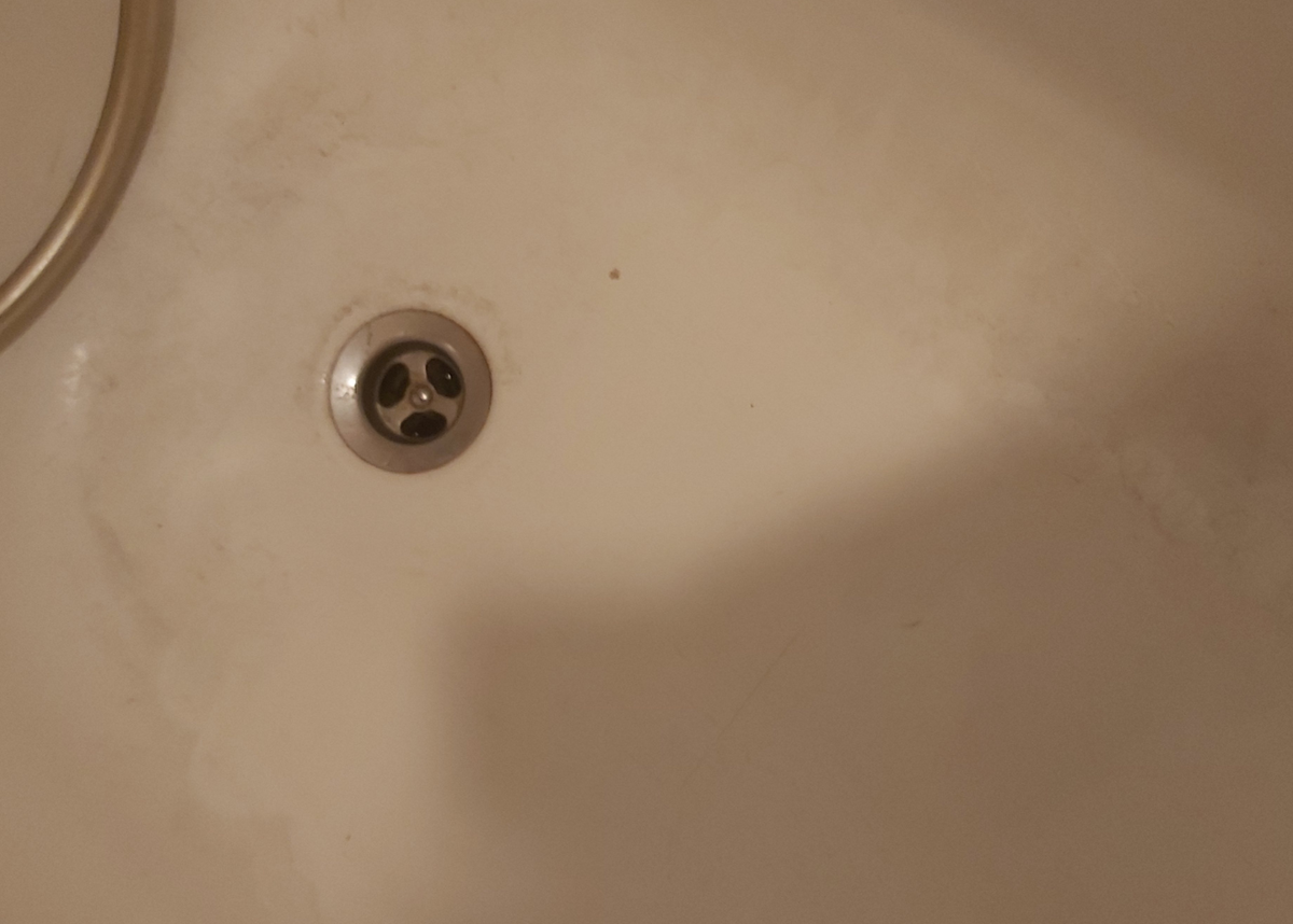 Моя ванная после очистки ее от желтых следов. 