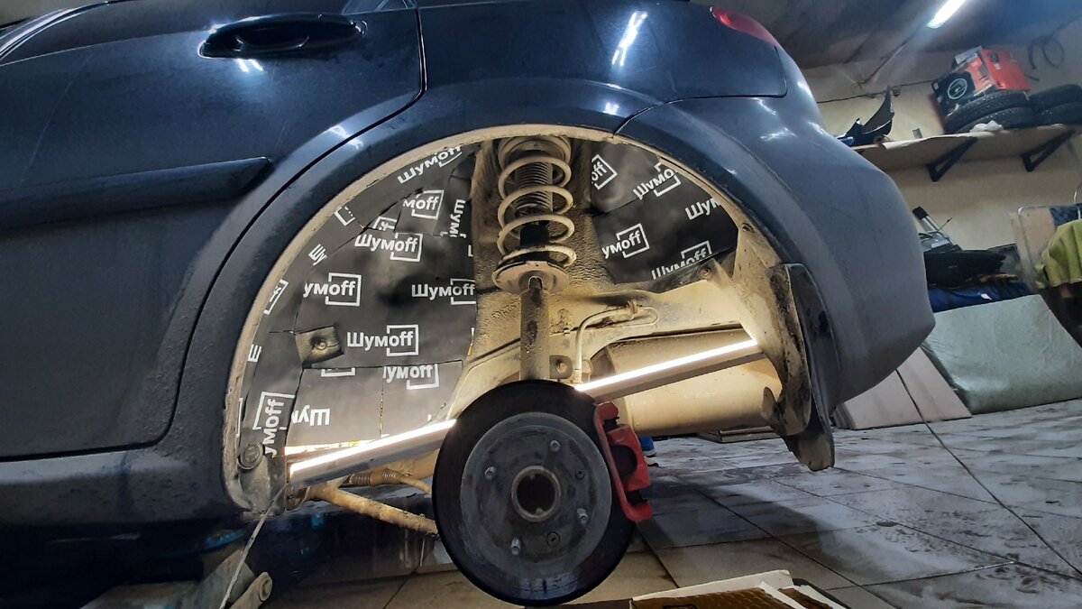 Второй слой - вспененная резина 6 мм. Локеров нет.