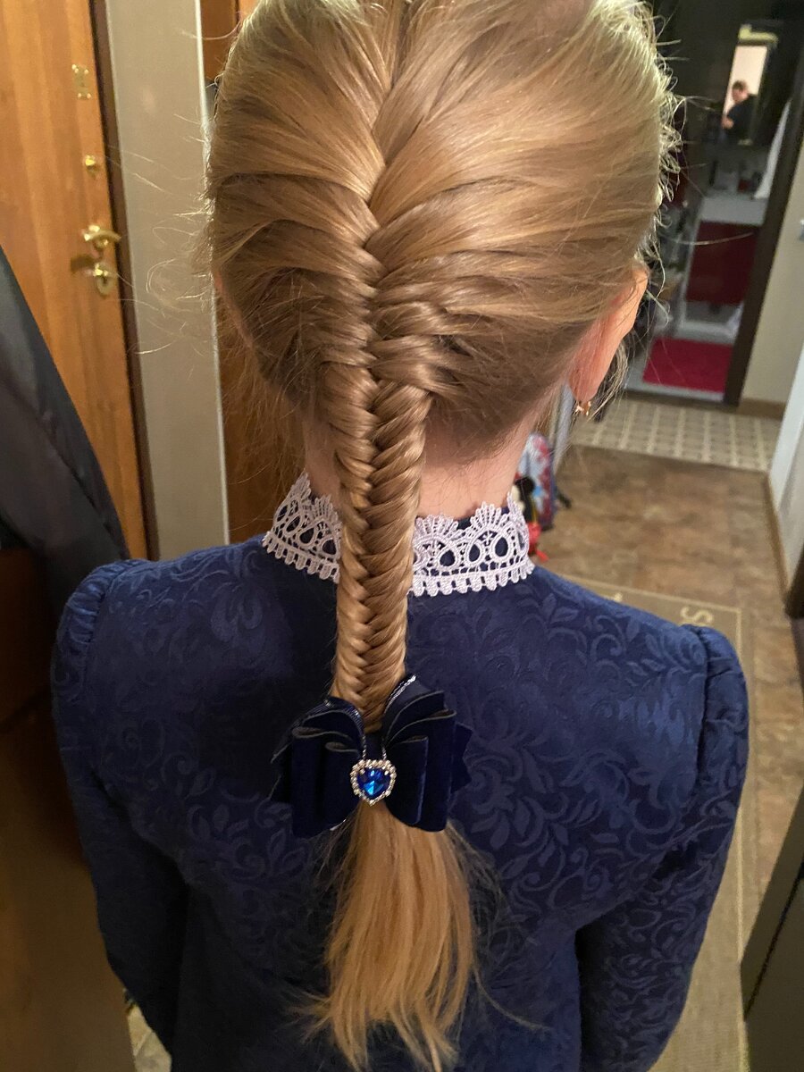 Классический колосок. Довольно долговечный вариант, переживает без потерь многократное одевание и снимание шапки.