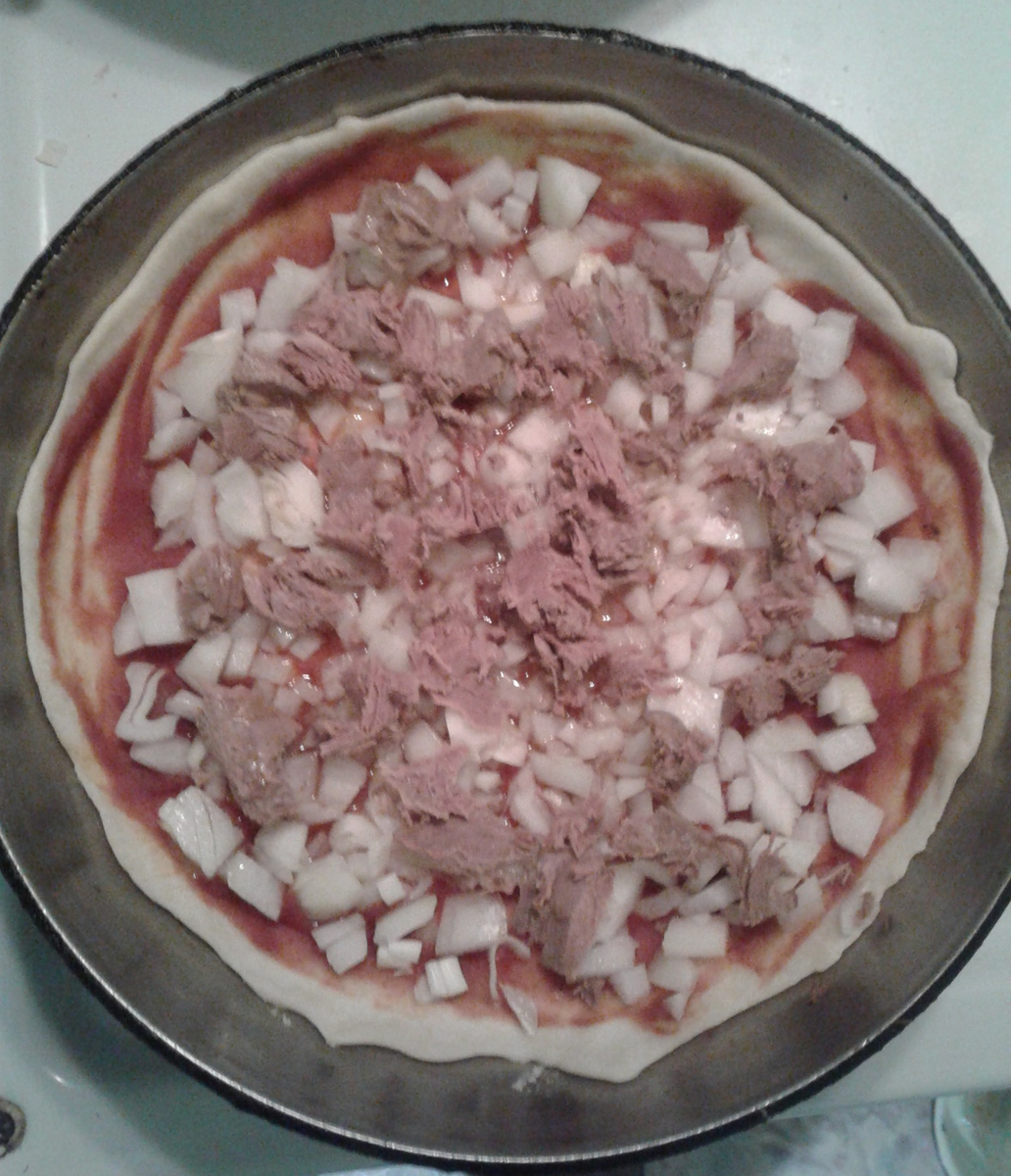 Собственно пицца - тесто, томатная паста, лук, покрошенное мясо индоутки и жир, который образовался при ее запекании в духовке (слит в отдельную стеклянную мисочку и используется для разного рода добавления в разные рода блюда - например при приготовлении пасты! Готовится на сковороде (обязательно с крышкой!) - поэтому я знаю ее диаметр, но это не критично - раскатываю на доске от края до края, поэтому получается очень здорово