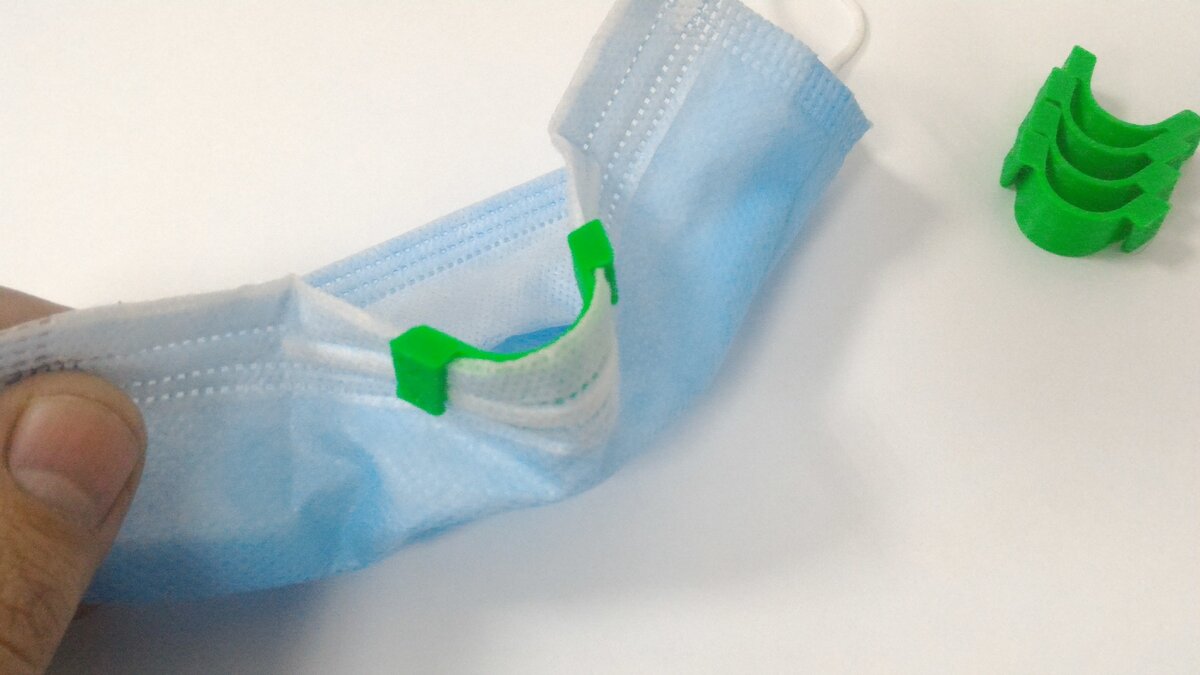 Зажим на маску от запотевания очков.