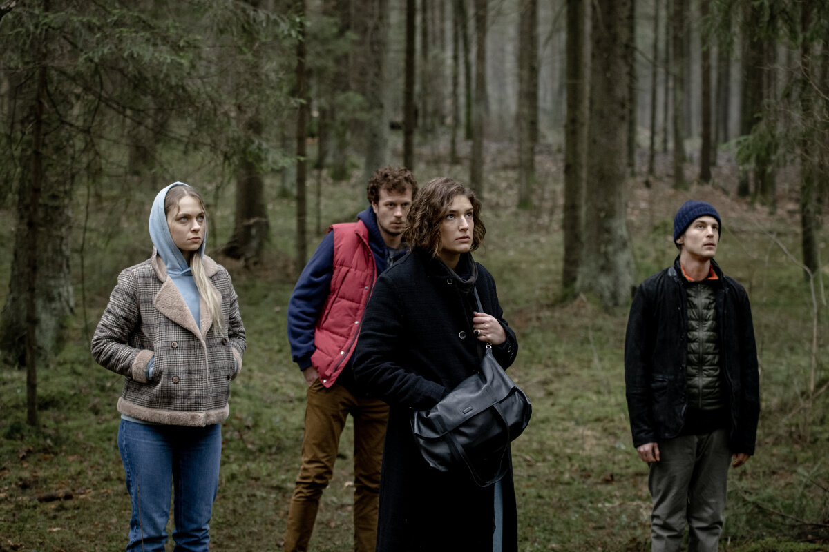 кадр из сериала "Топи"