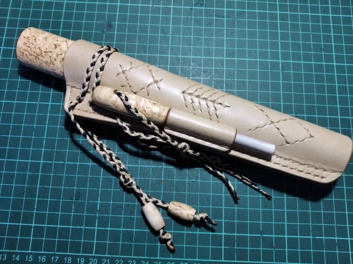 Вид ножа со стороны точилки. Беленький стержень предназначен для заточки ножа в походных условиях.