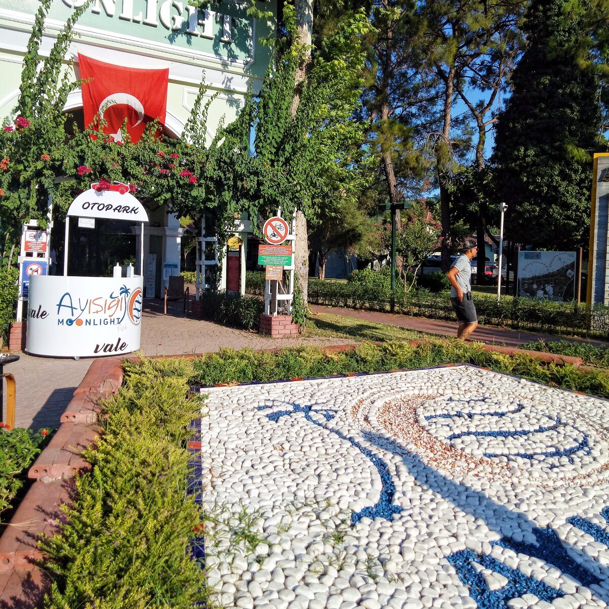 У входа такая картинка из гальки