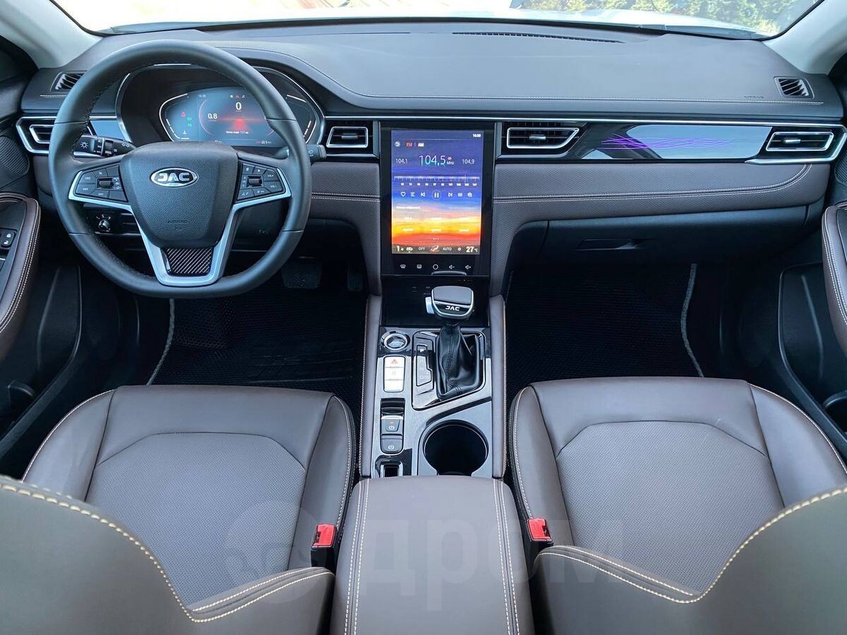 салон JAK J7, кстати, обратили внимание на рычаг автомата? это же рычаг от патриота :)